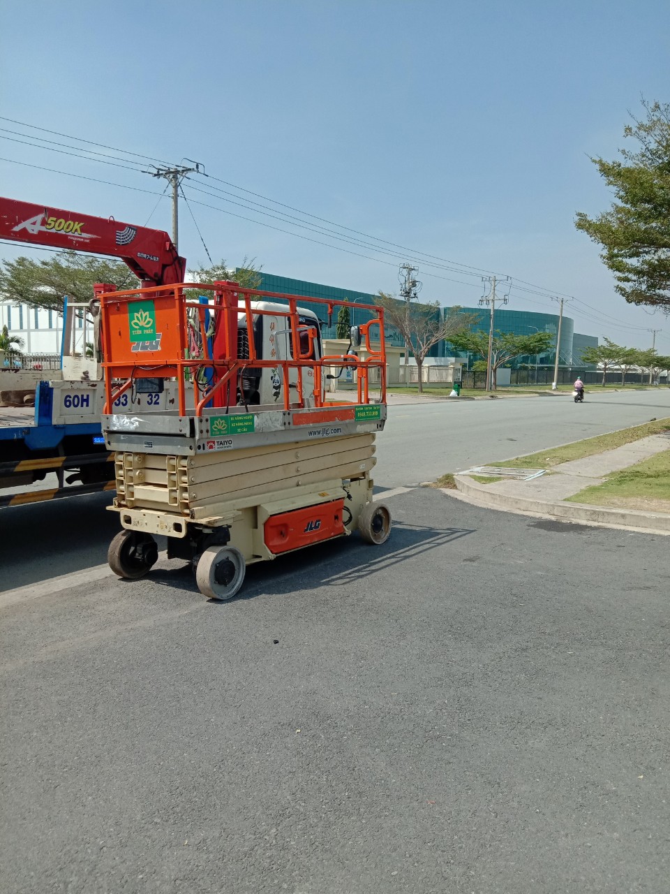 Cho thuê xe nâng người 12m tại đường số 6 KCN Vsip2 0948733999