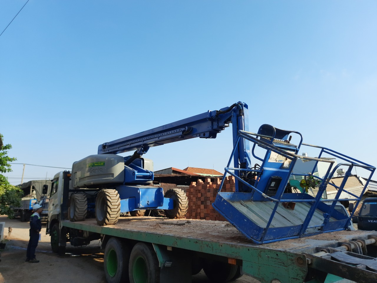 Vận chuyển xe nâng người giá rẻ
