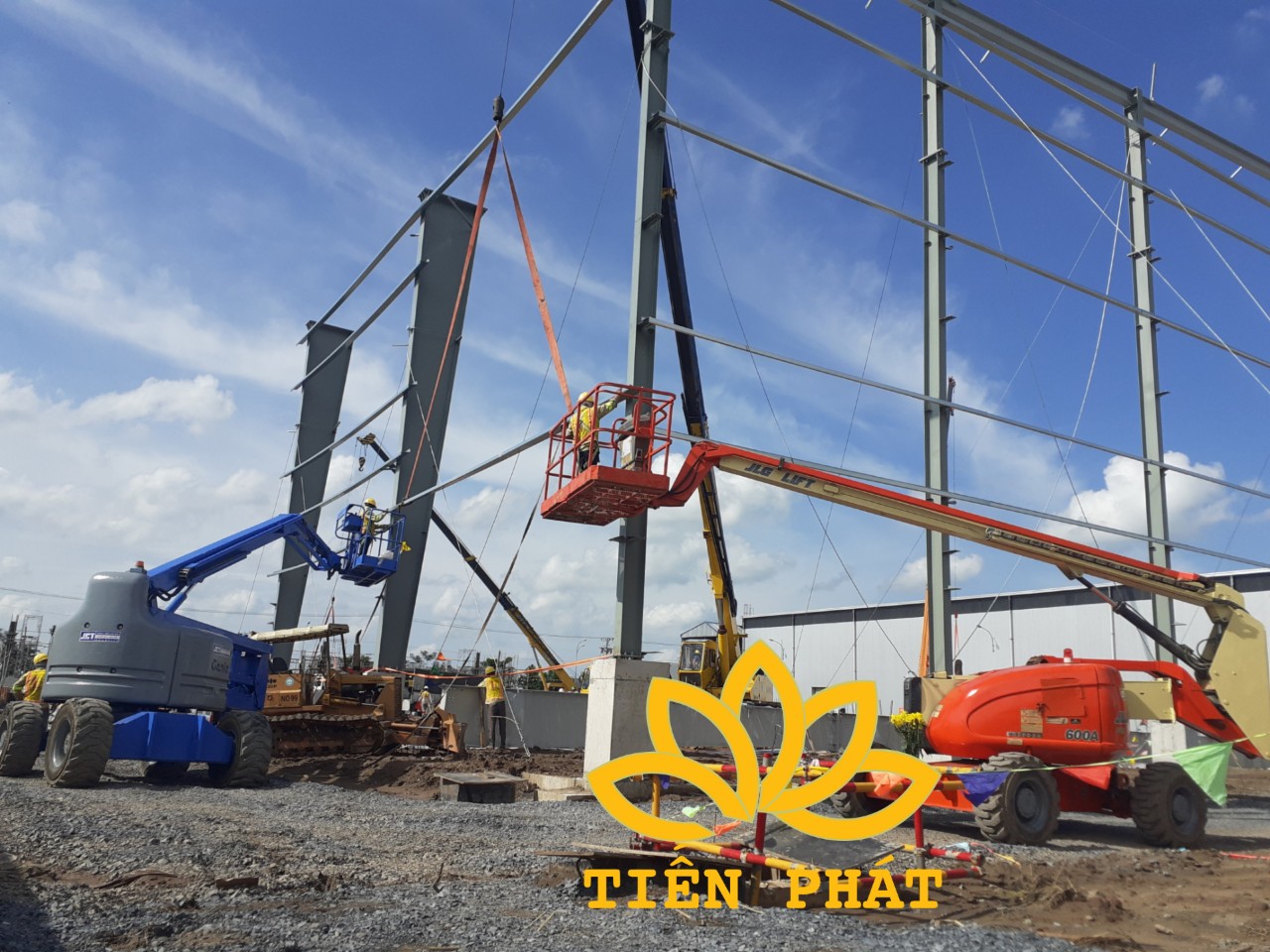 Xe nâng người phục vụ thi công nhà thép tiền chế tại KCN Vsip3 0948733999