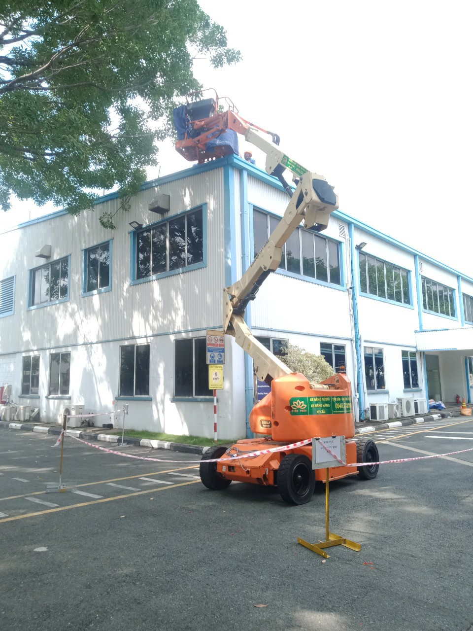 Cho thuê xe nâng người thi công hệ thống điều hoà
