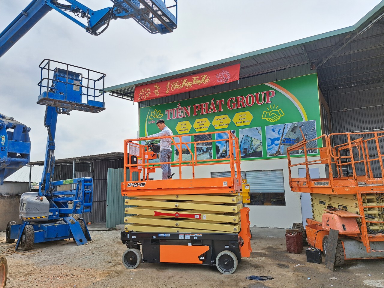 Bán xe nâng người mới 100%