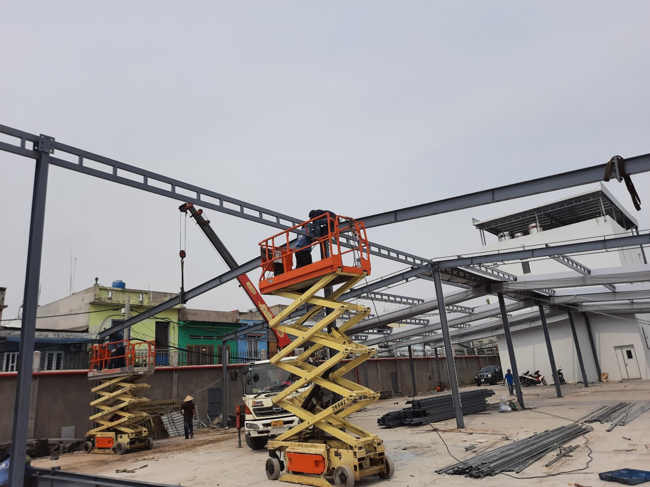 Xe nâng người phục vụ thi công mái bạt tại KCN Vsip3 0948733999