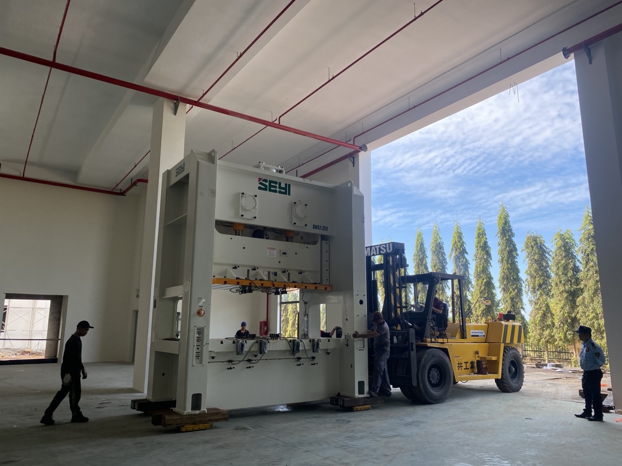 Di dời máy dập tại KCN WHA Nghệ An