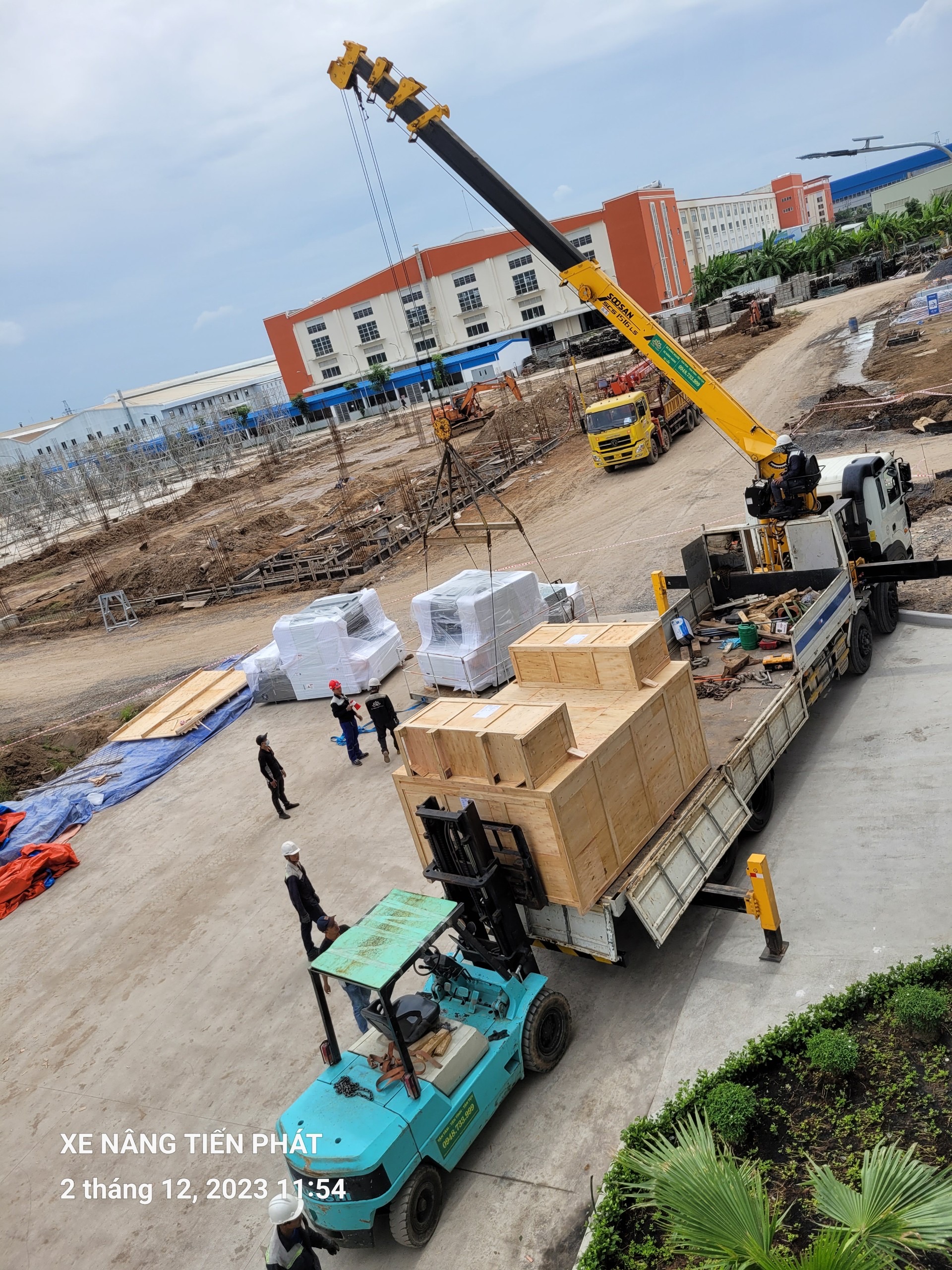 Xe nâng hàng phục vụ nhà máy dài hạn