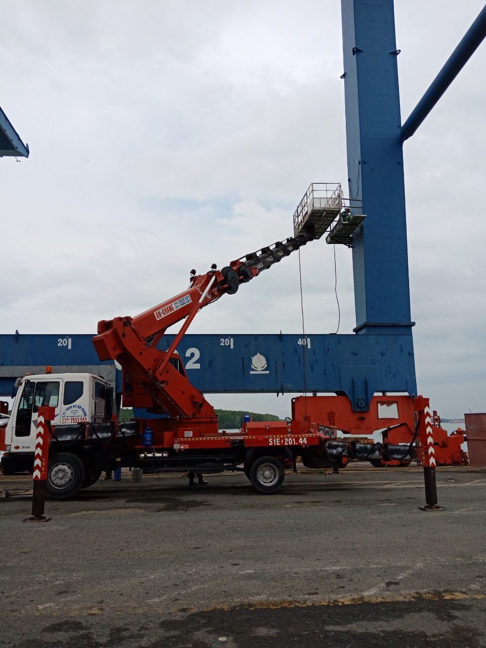 Cho thuê xe nâng người gắn sau ô tô tại Nghệ An