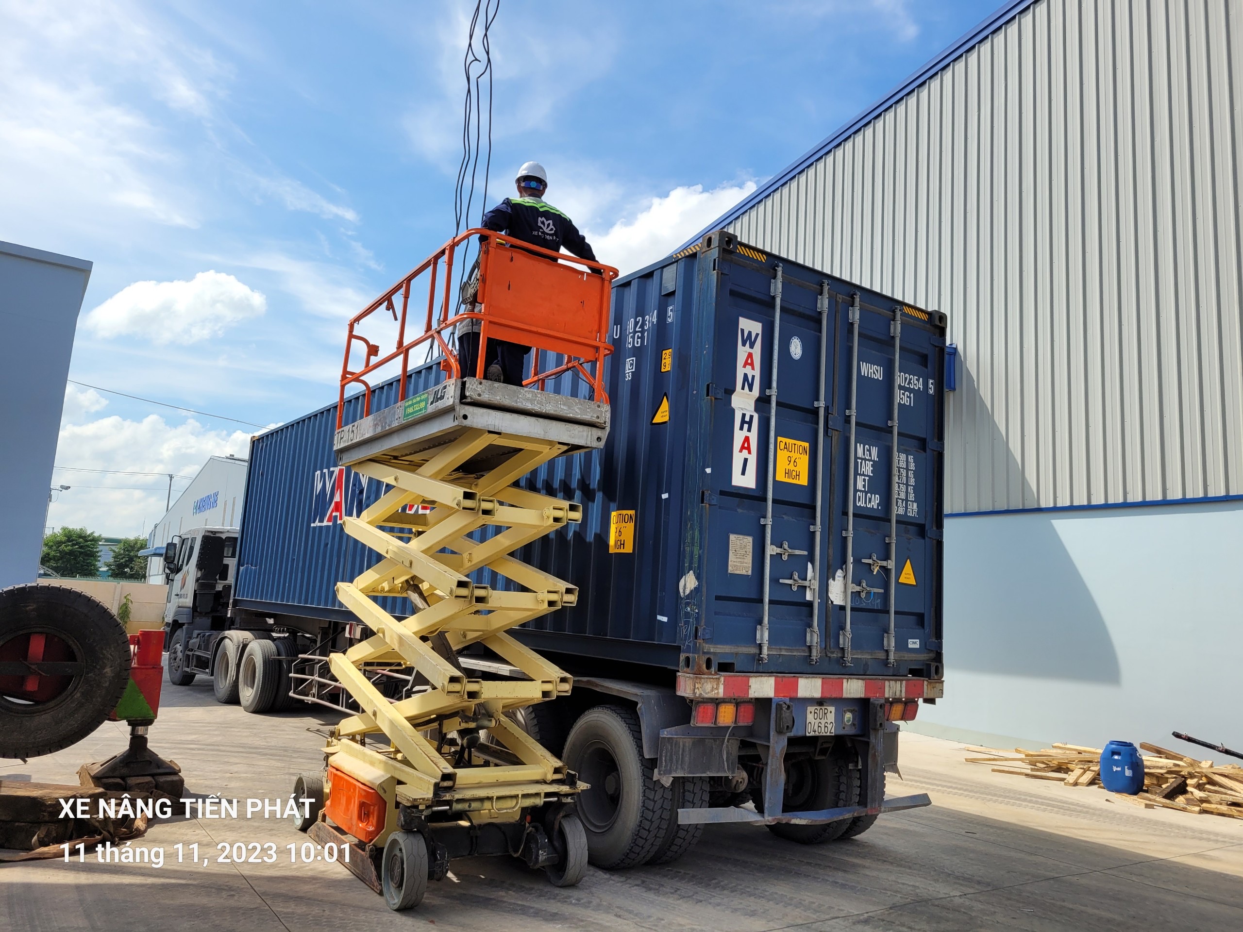Cho thuê xe nâng người dạng cắt kéo chạy điện