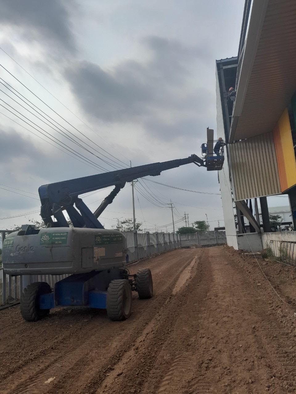 Cho thuê xe nâng người dạng Boomlift chạy dầu tại Nghệ An