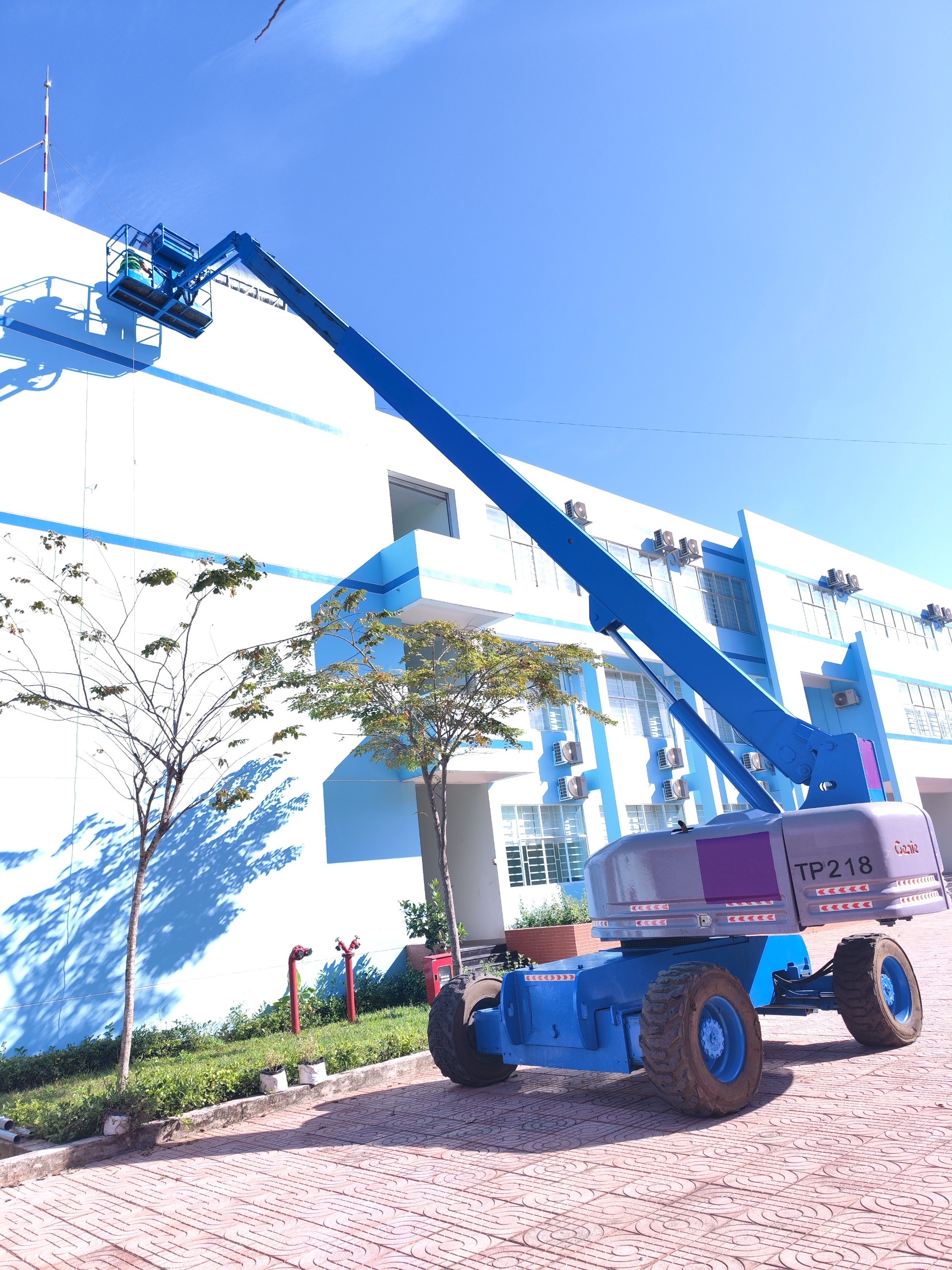 Cho thuê xe nâng người dạng Boomlift tại KCN WHA Nghệ An