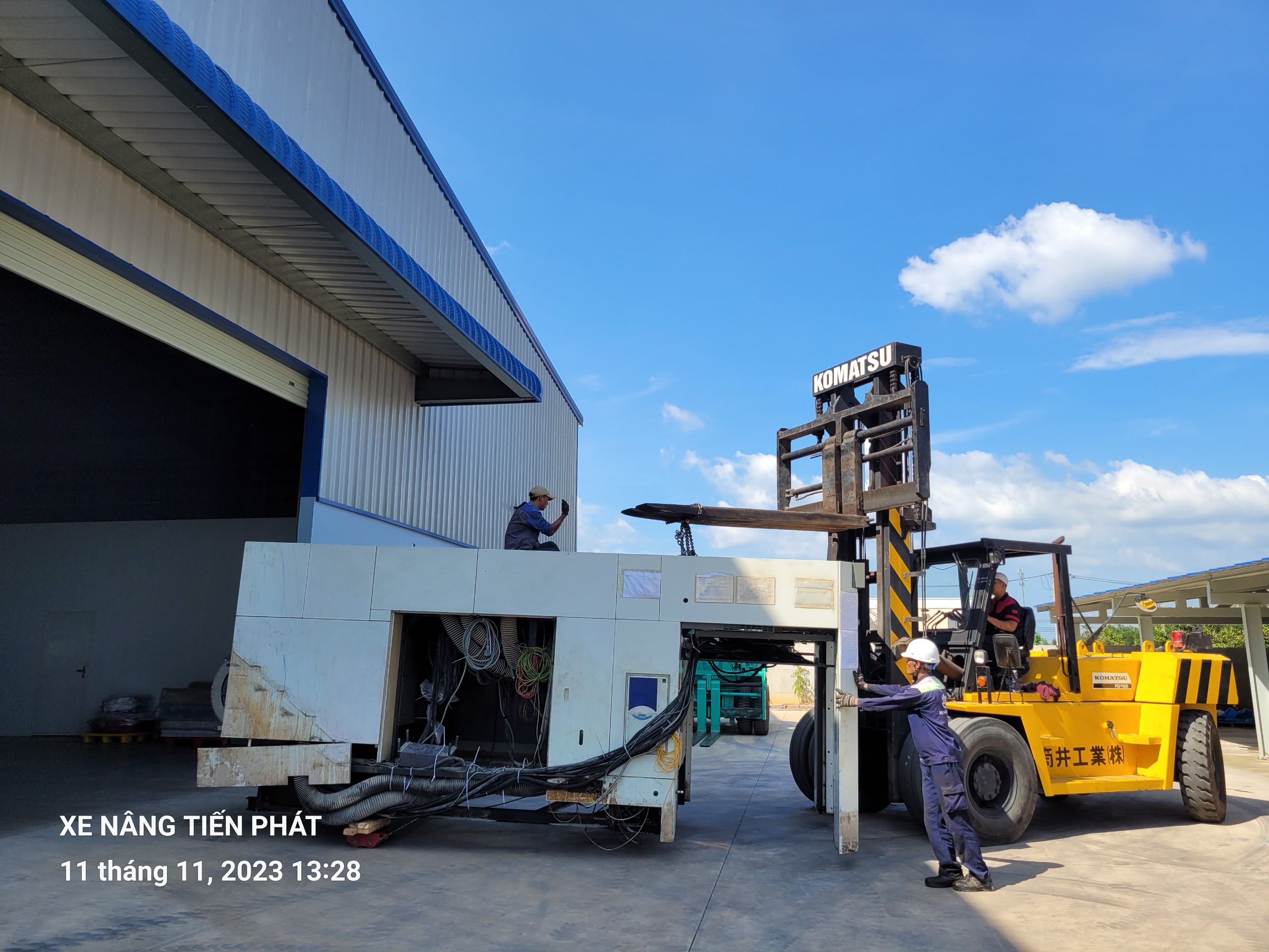 Dùng xe nâng hàng rút hàng khỏi container