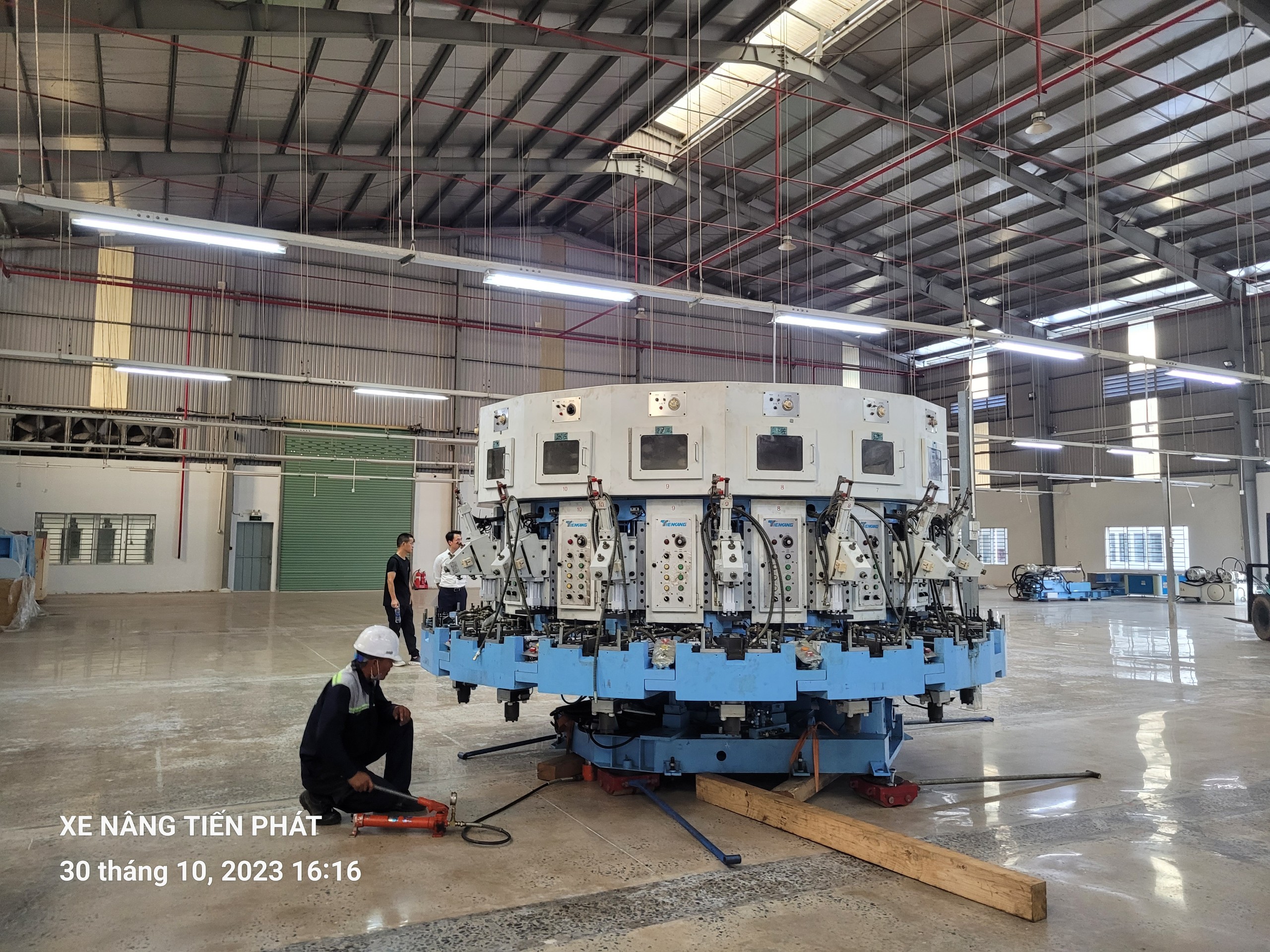 Đưa hàng hoá vào vị trí lắp đặt