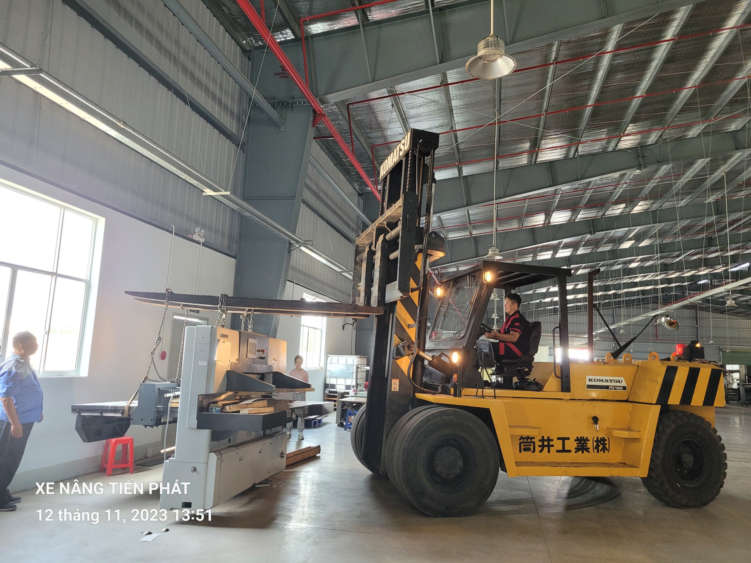 Dùng xe nâng di dời hàng hoá