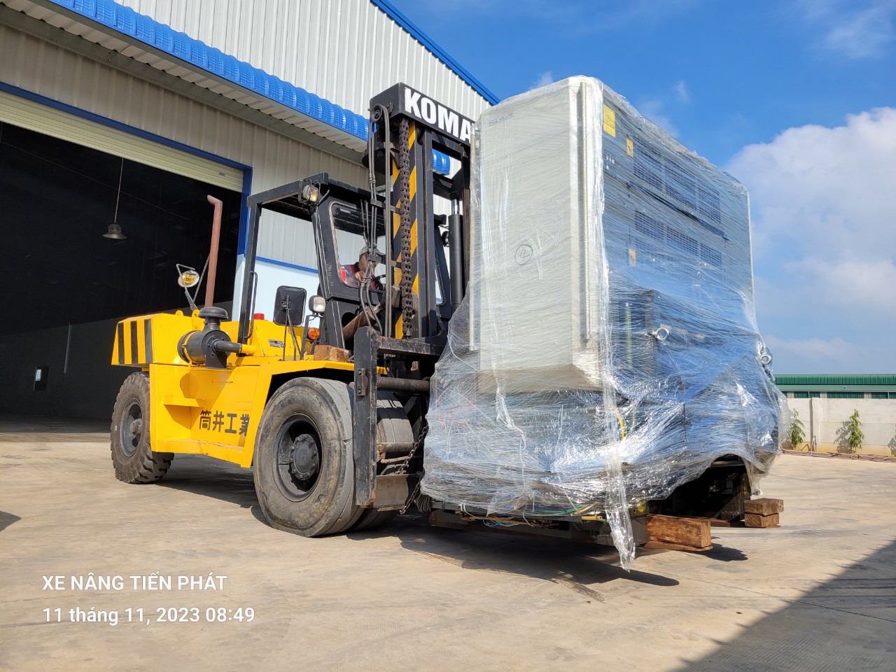 Di chuyển hàng hoá bằng xe nâng hàng 15 tấn