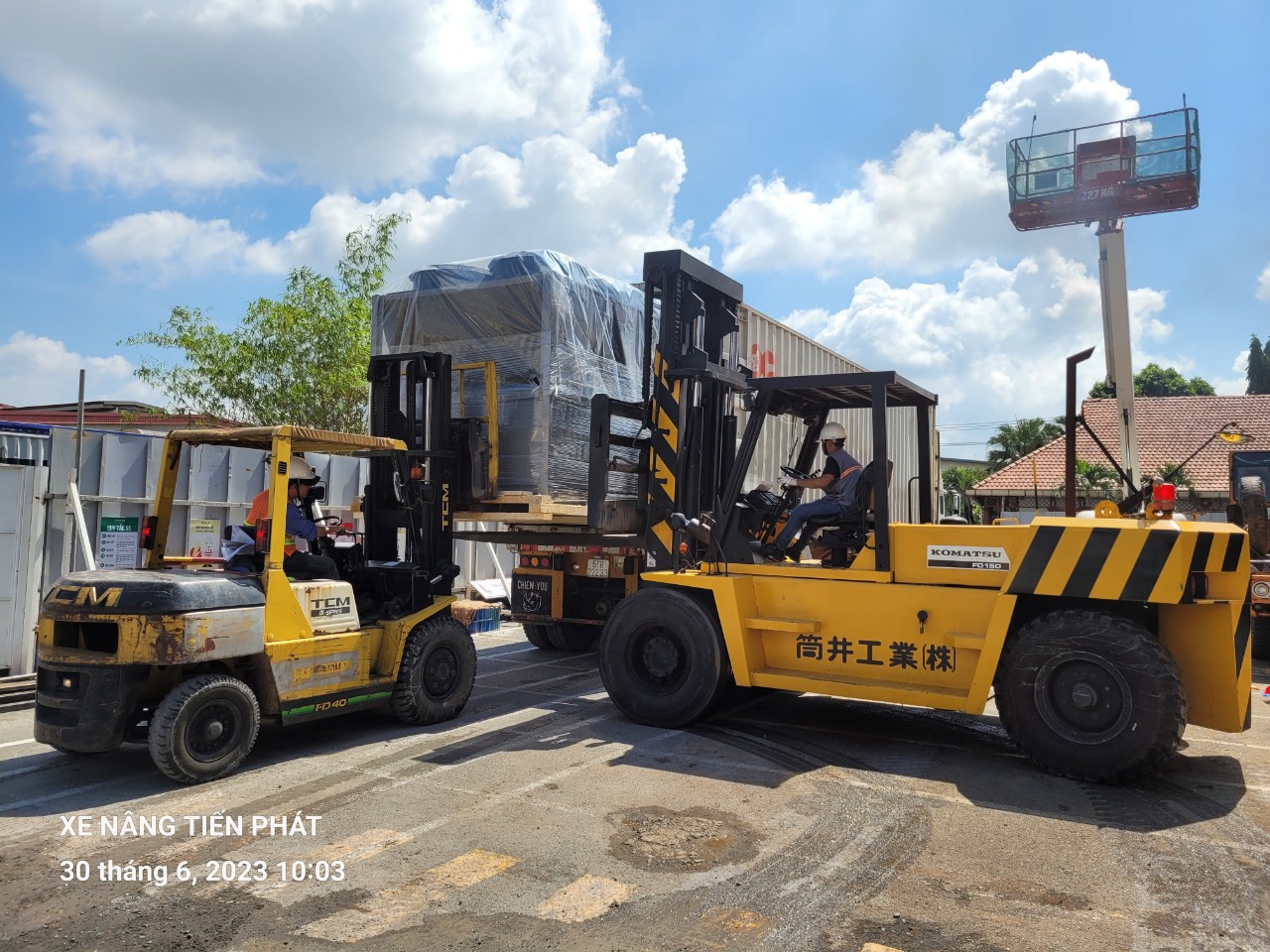 Xuống hàng từ container bằng xe nâng hàng 15 tấn