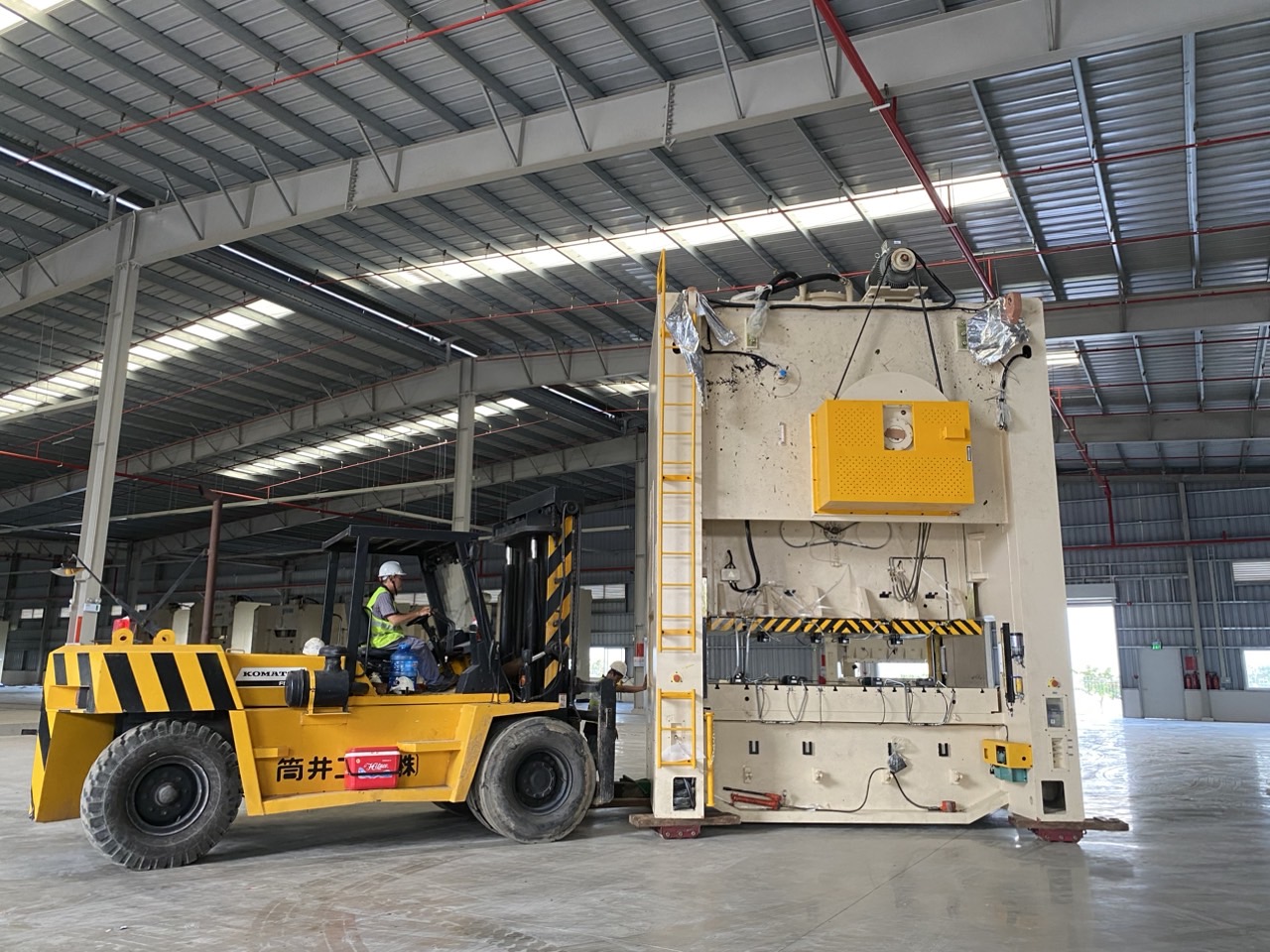 Di dời máy dập tại Bình Dương