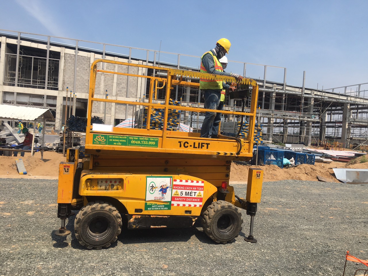 Cho thuê xe nâng người 12m chạy dầu tại KCN Thái Hoà Đức Hoà