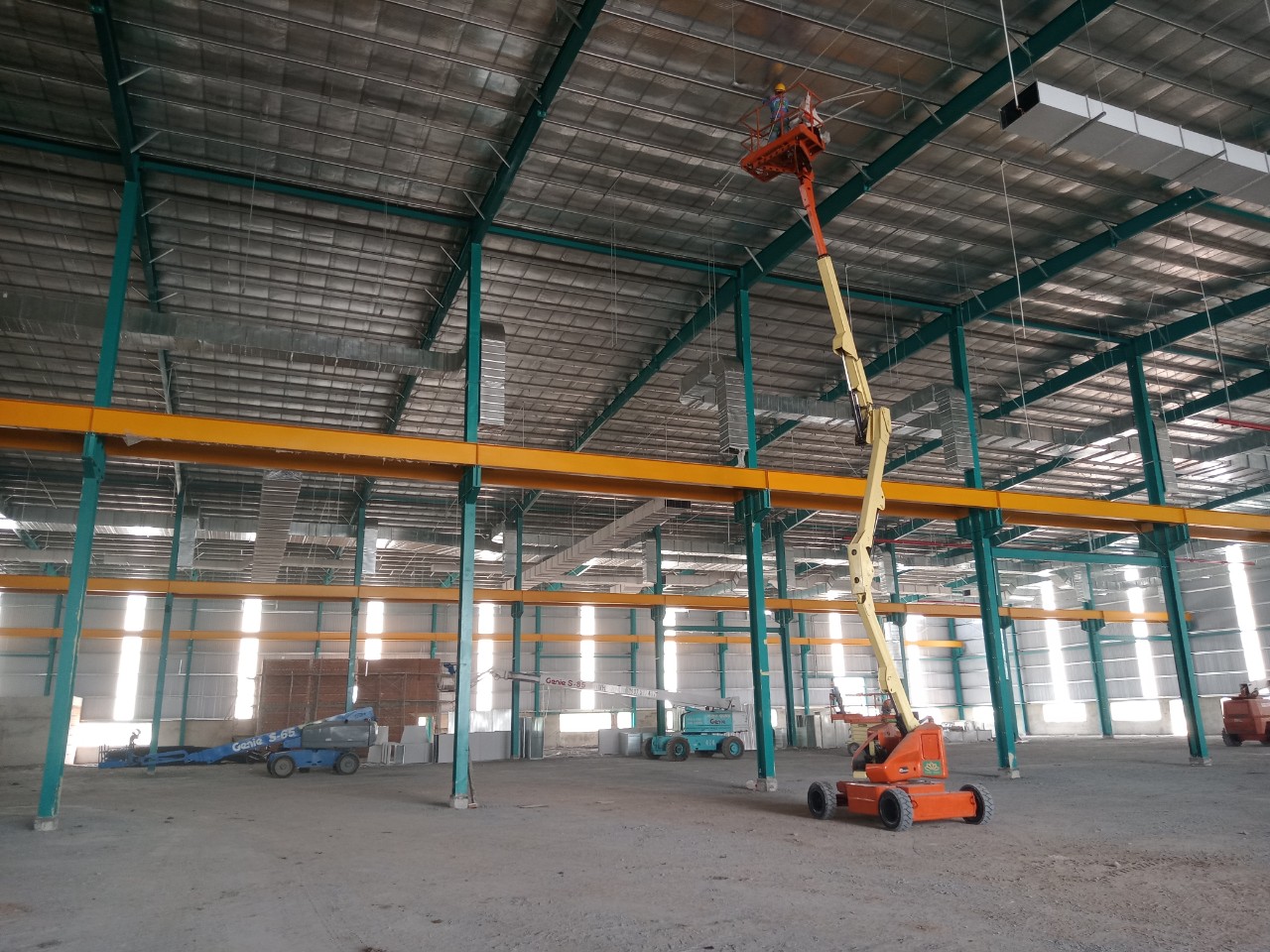 Xe nâng người thi công hệ thống ống gió