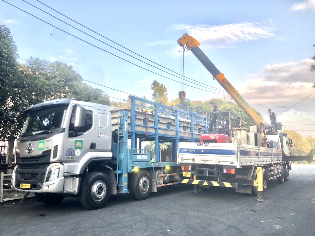 Dùng xe cẩu để bốc xếp máy móc thiết bị