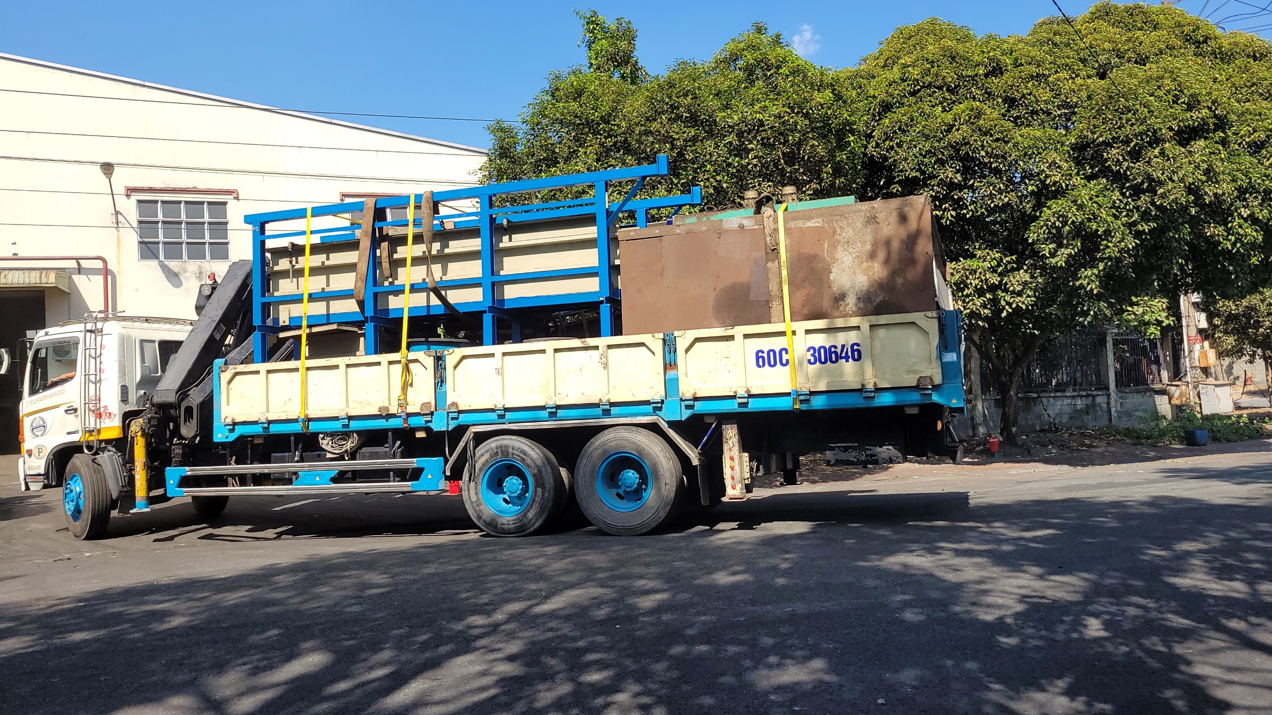 Xe cẩu thùng chở máy