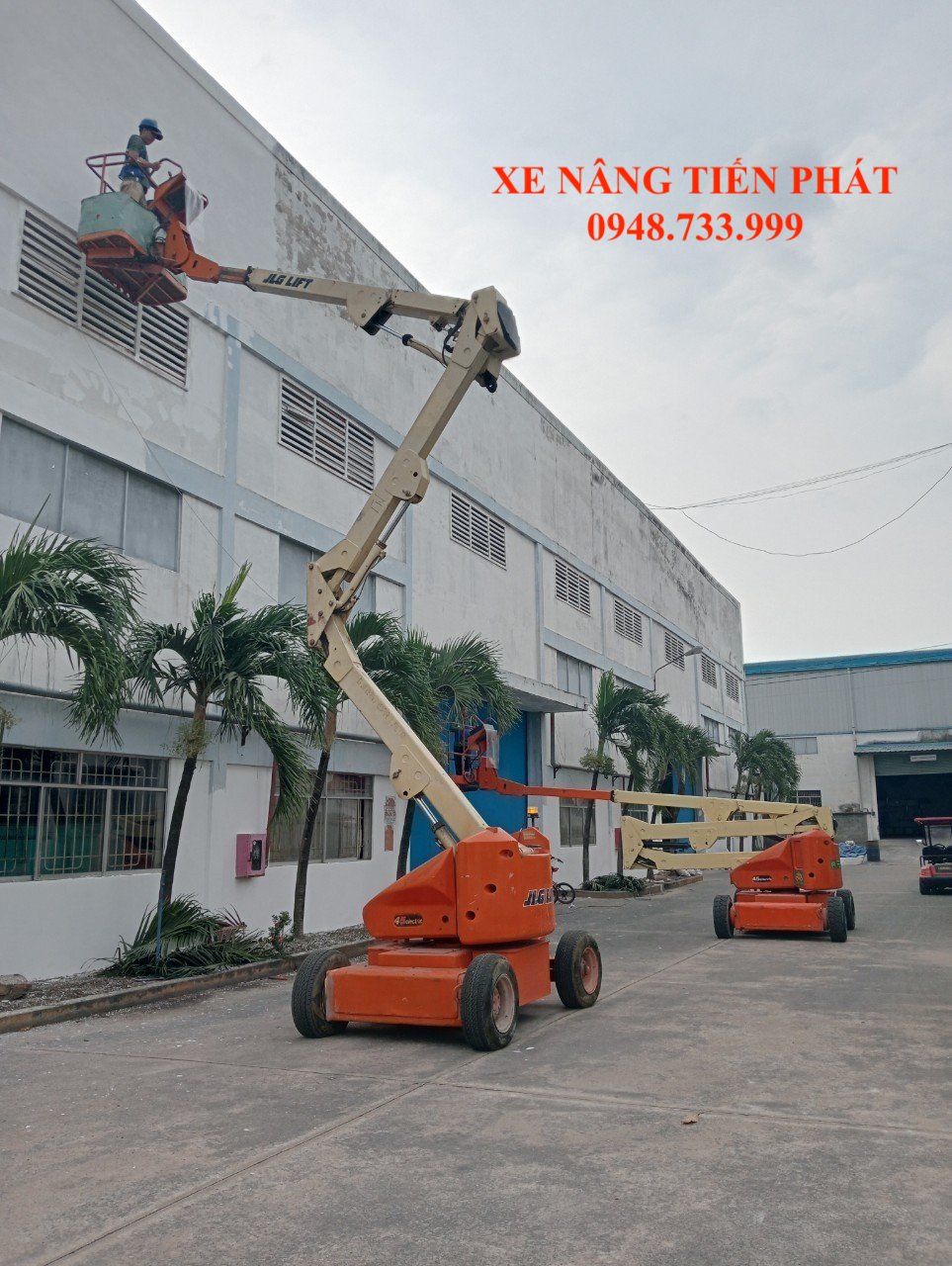 Xe nâng người phục vụ thi công sơn nước toà nhà