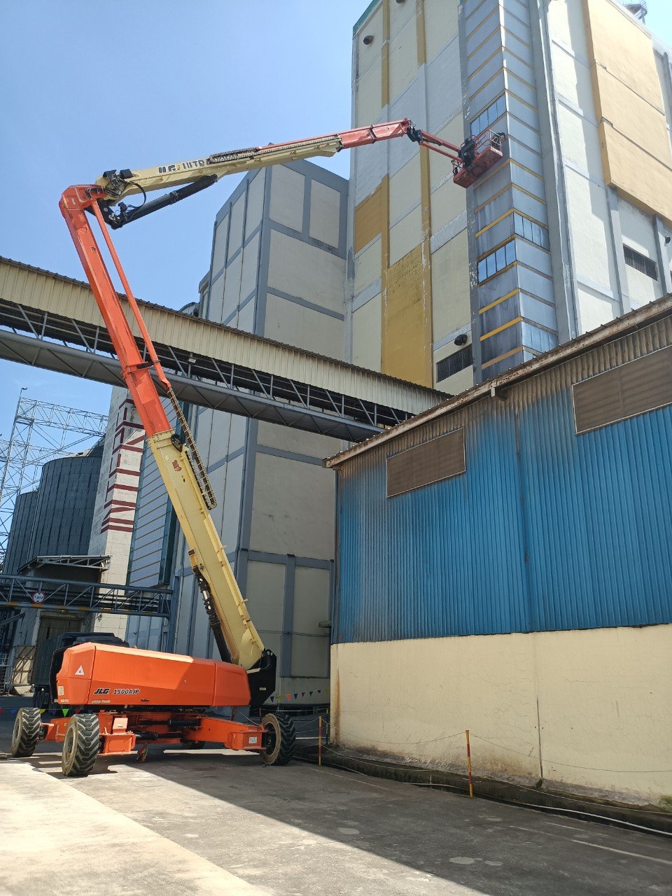 Xe nâng người làm việc trên cao