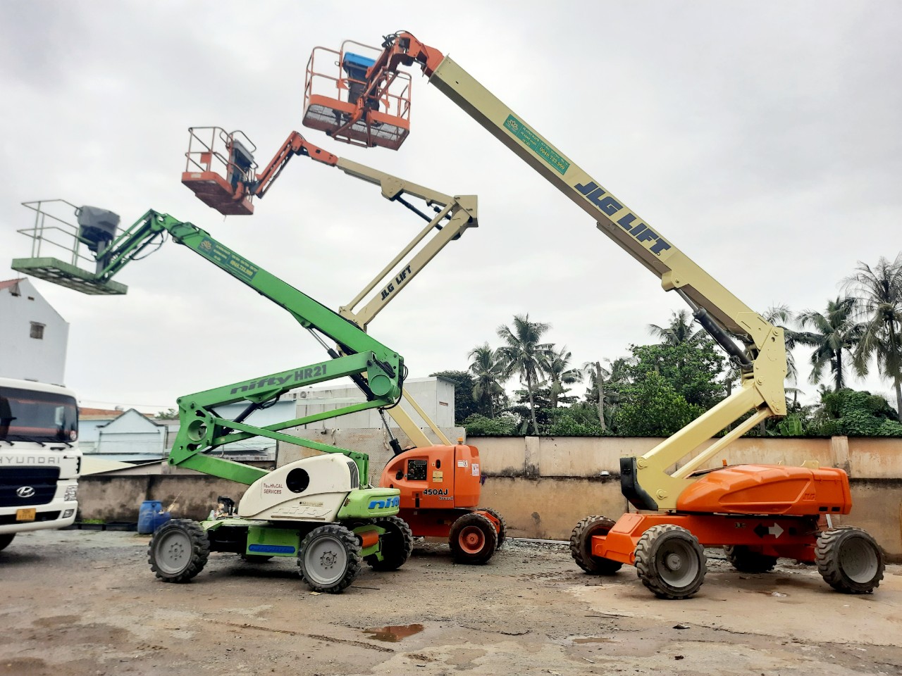 Xe nâng người làm việc trên cao