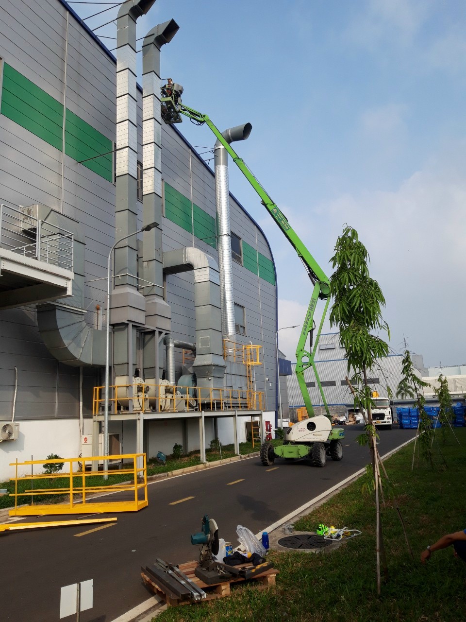 Cho thuê xe nâng người 20m tại Long an