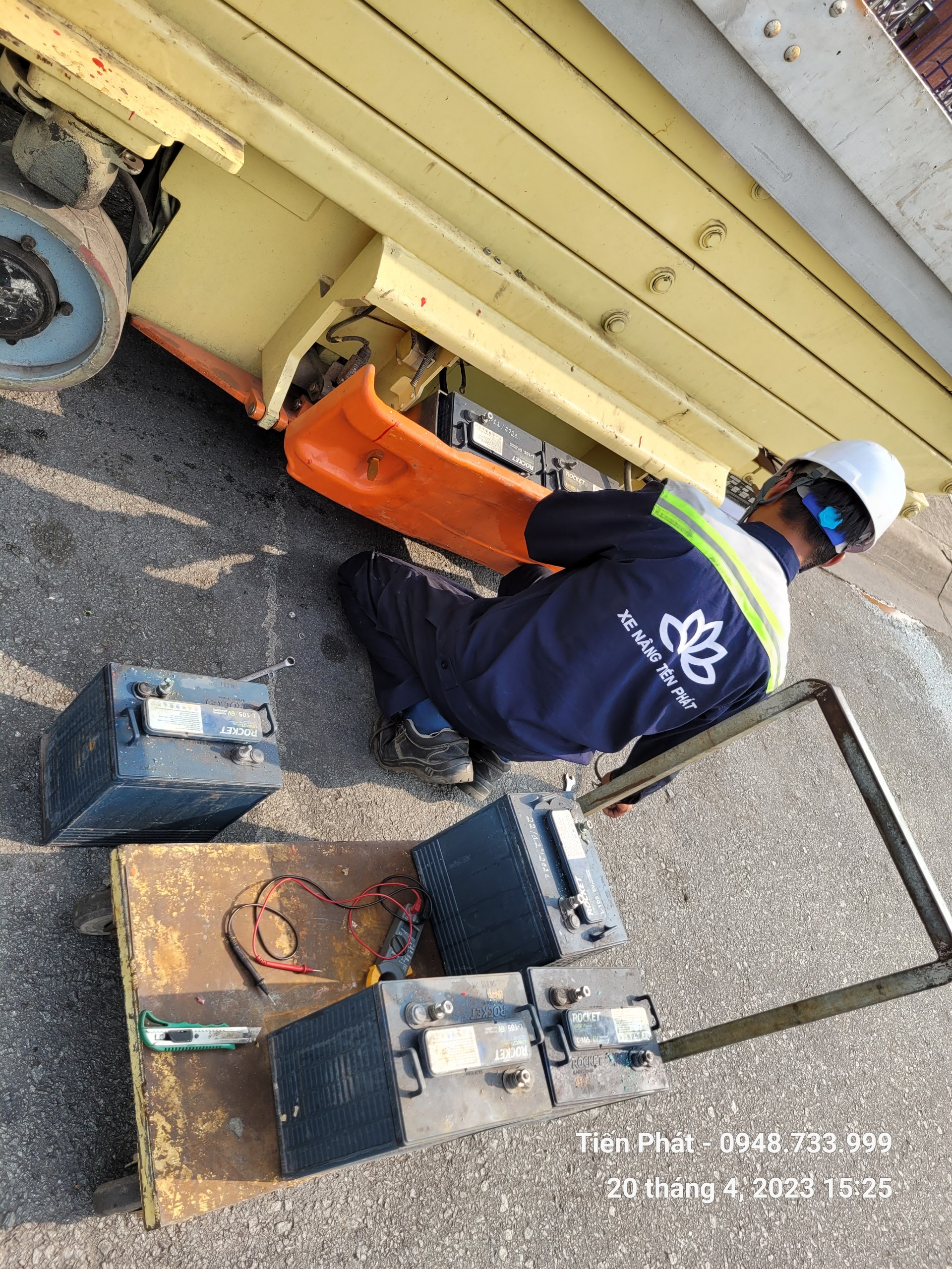 Bảo trì xe nâng người dạng cắt kéo chạy điện
