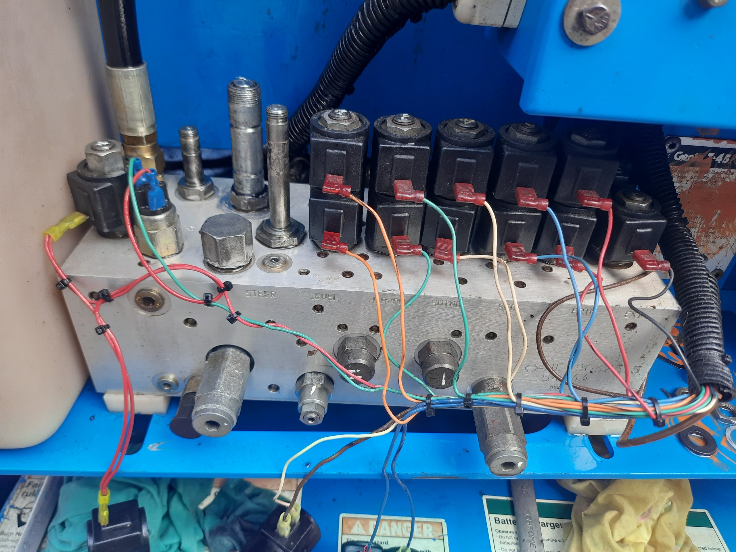 Sửa chữa hệ thống thuỷ lực xe nâng người