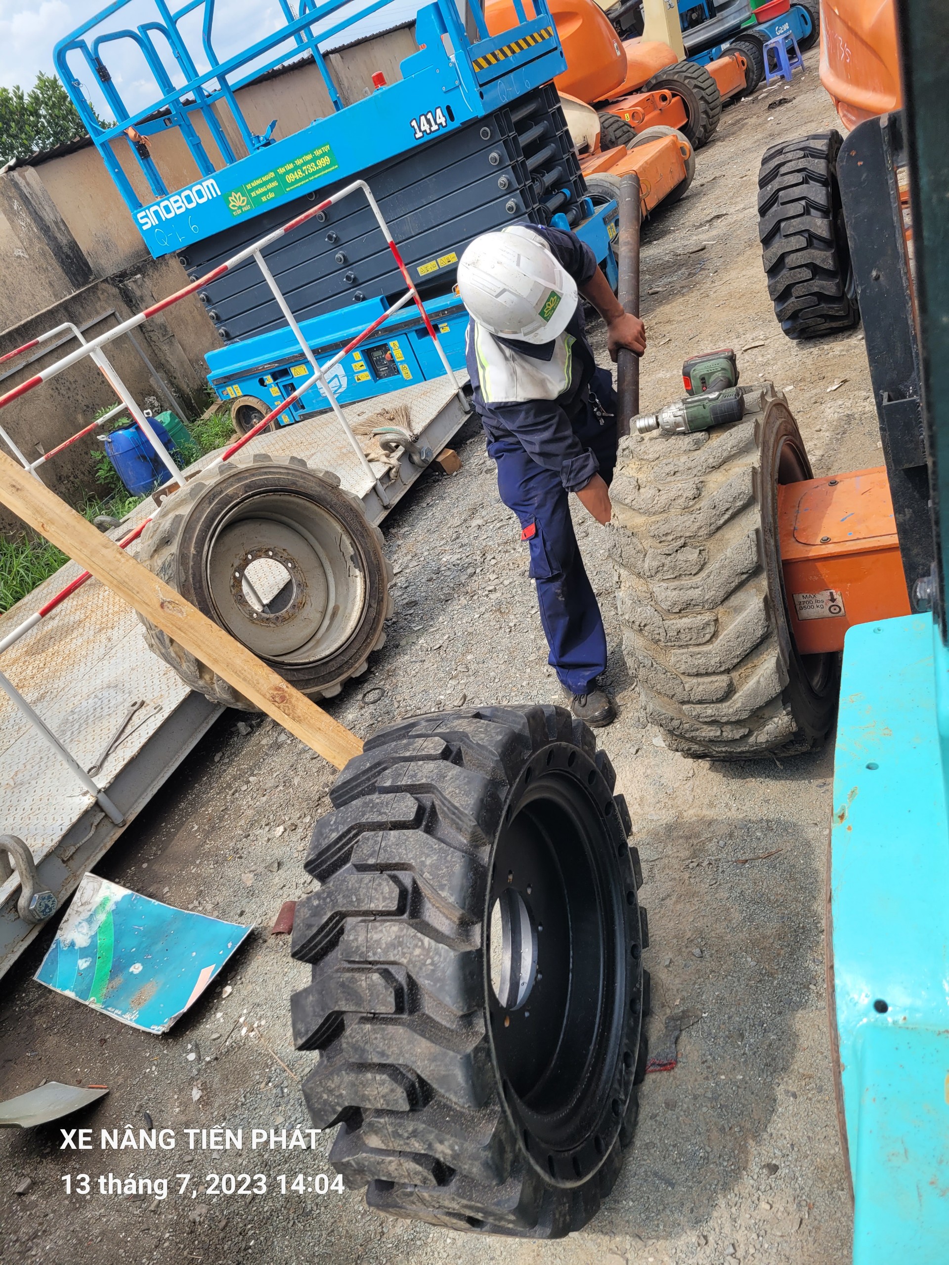 Thay thế bánh xe nâng người mới 100%