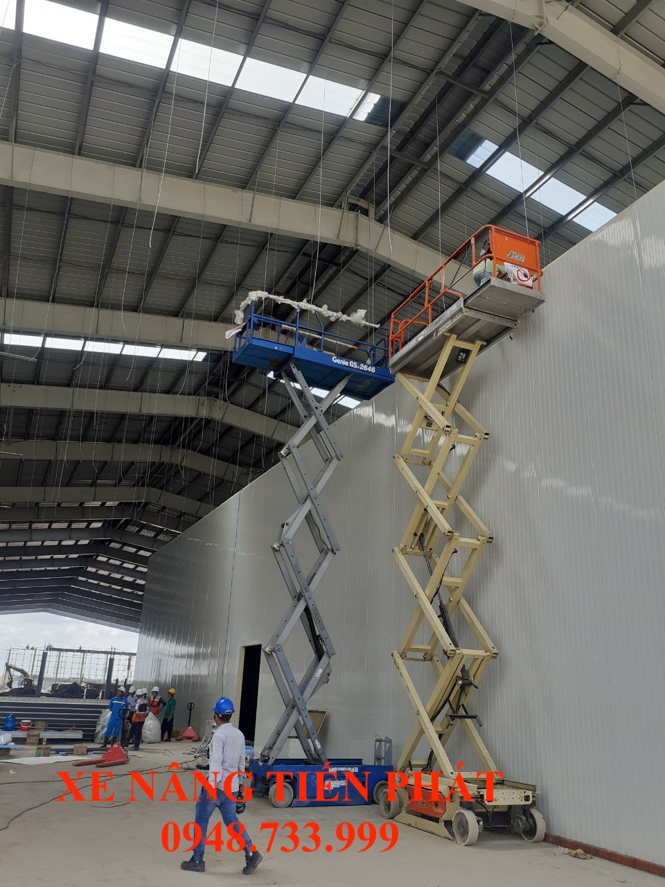 Xe nâng người làm việc trên cao
