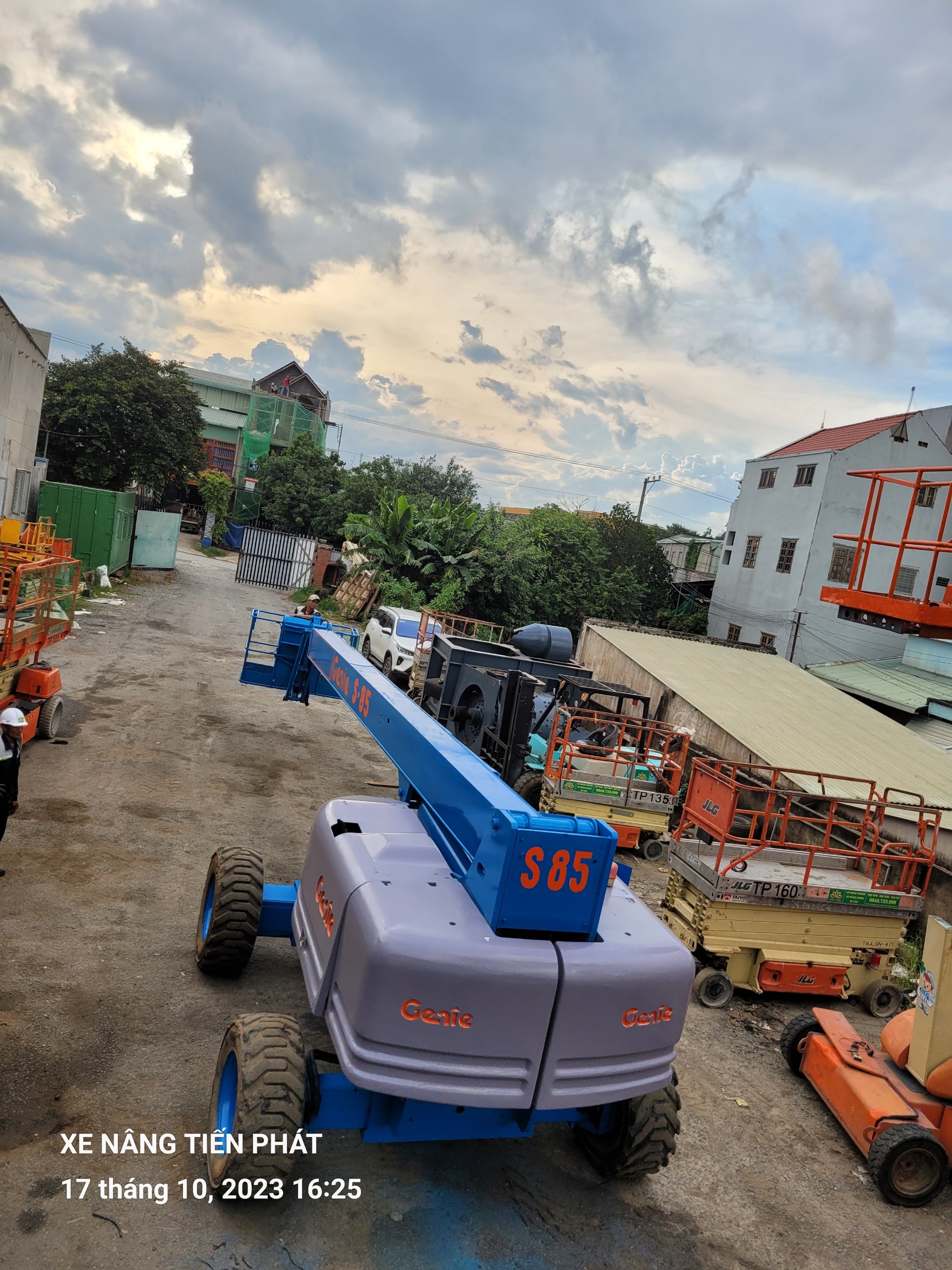 Cho thuê xe nâng người Genie S85