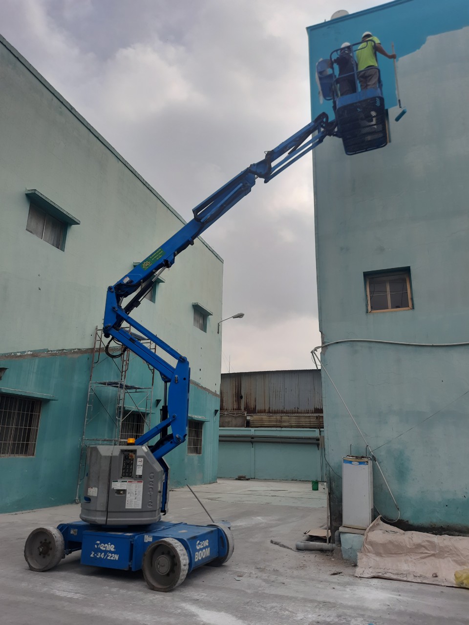 Cho thuê xe nâng người Genie Z34/22 EN