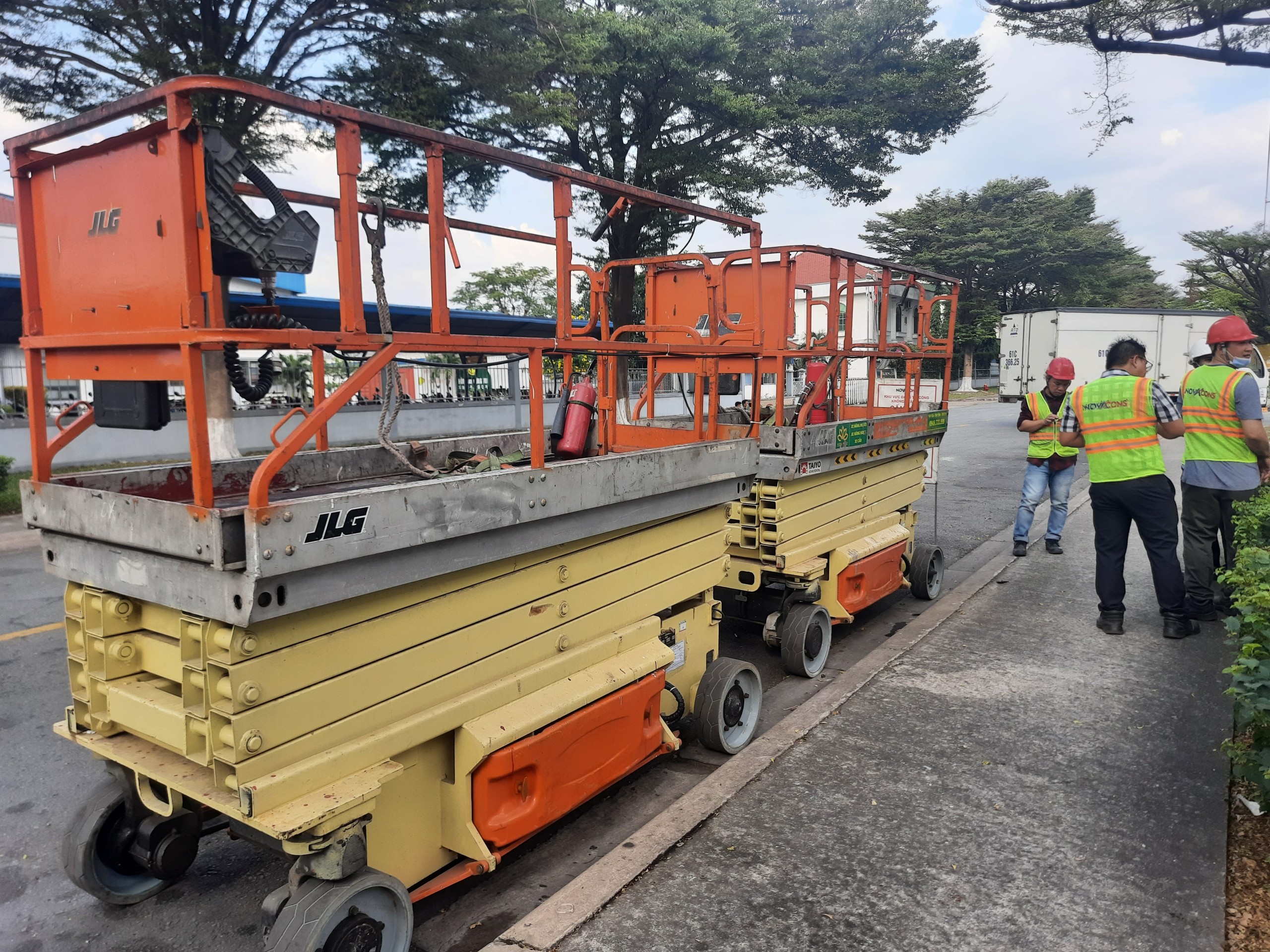 Xe nang nguoi JLG 3246 ES duoc su dung rong rai