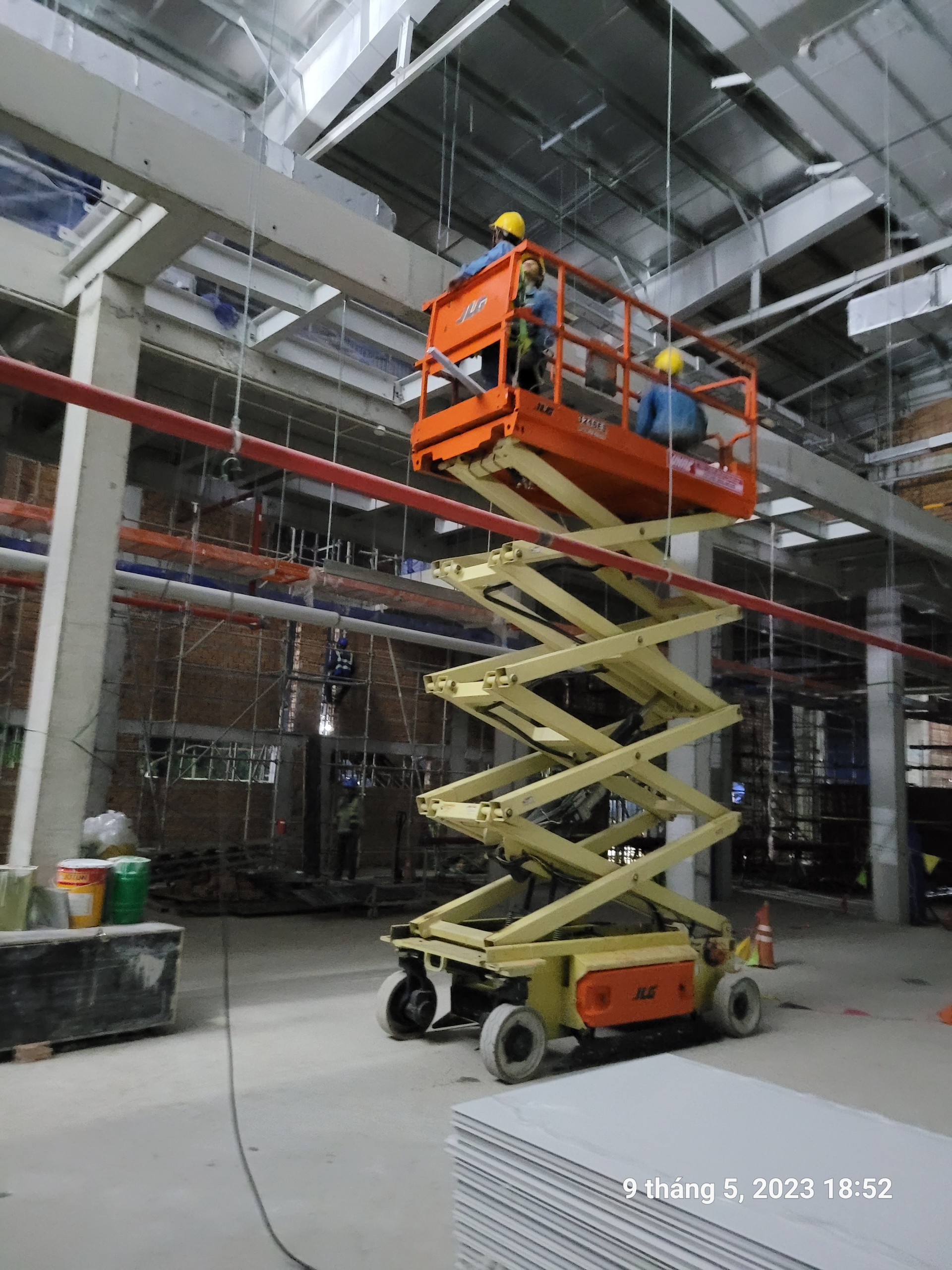 ung dung cua xe nang nguoi JLG 3246 ES