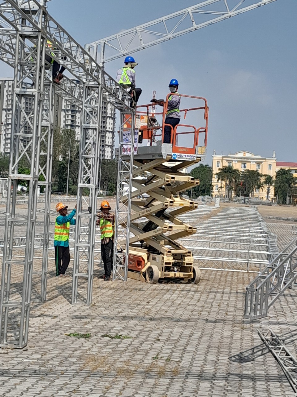 Xe nang nguoi JLG 3246 ES thi cong hẹ thong dien