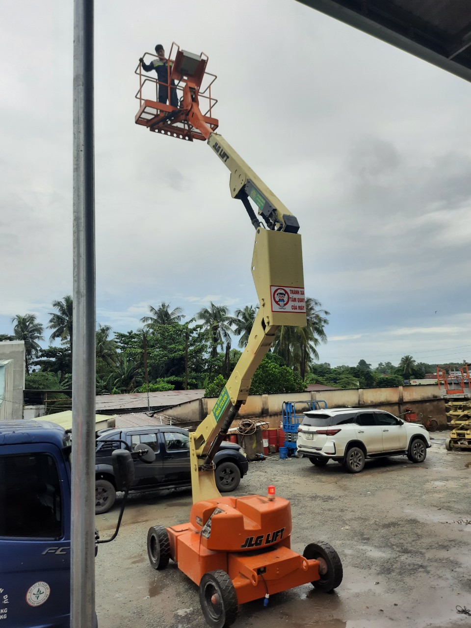 Xe nâng người 13m JLG E35