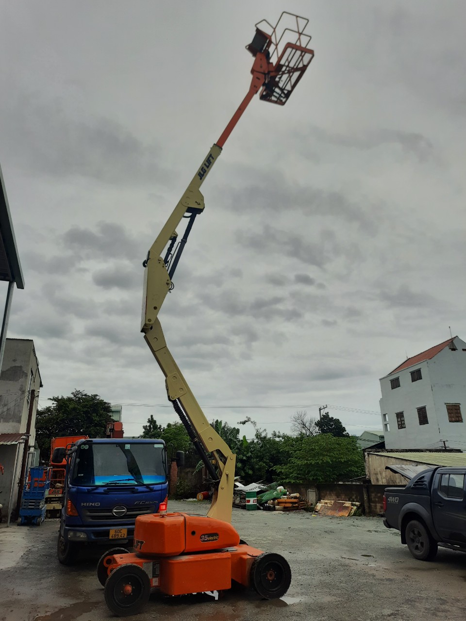Xe nâng người JLG E35