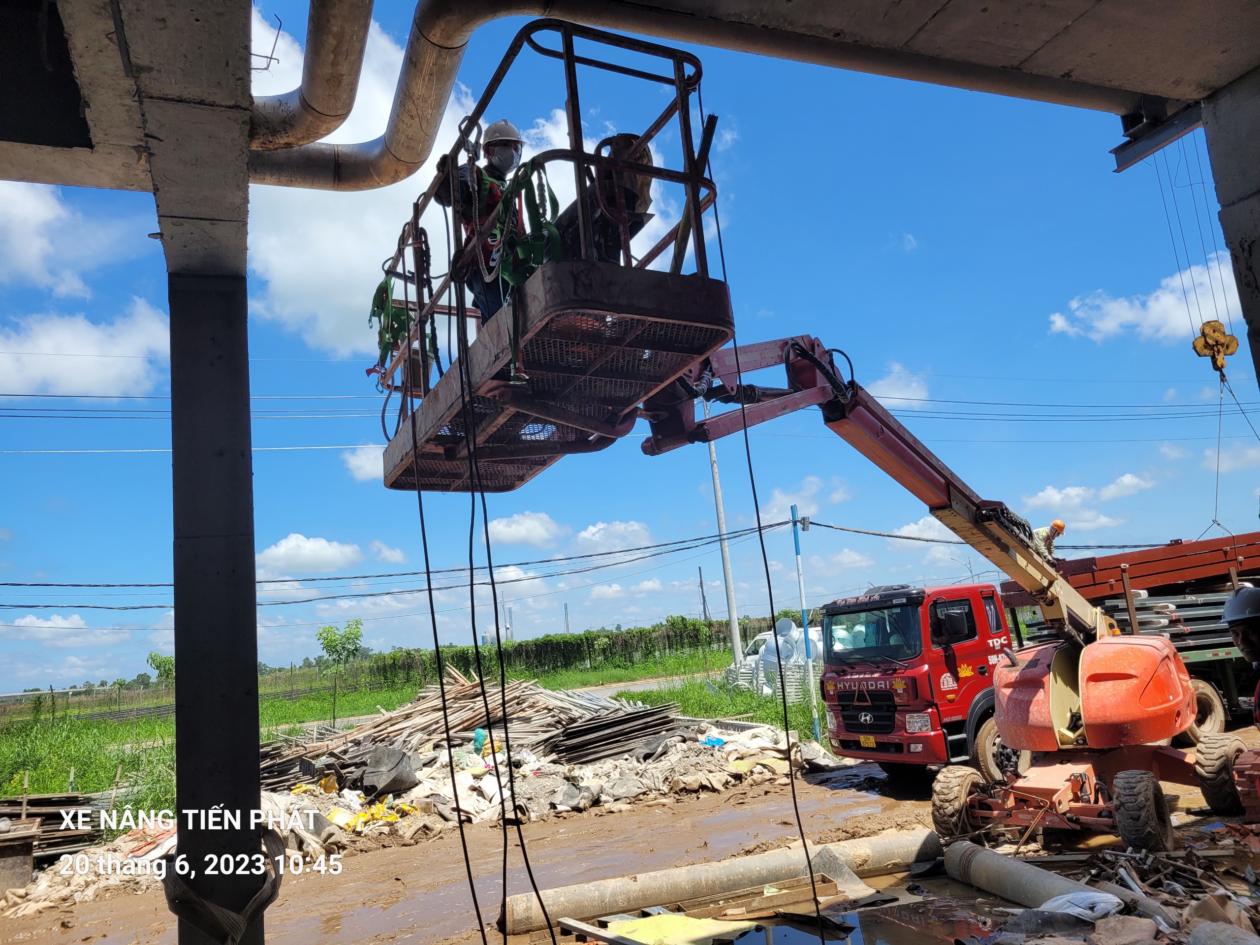 Cho thuê xe nâng người tại KCN Xuyên Á