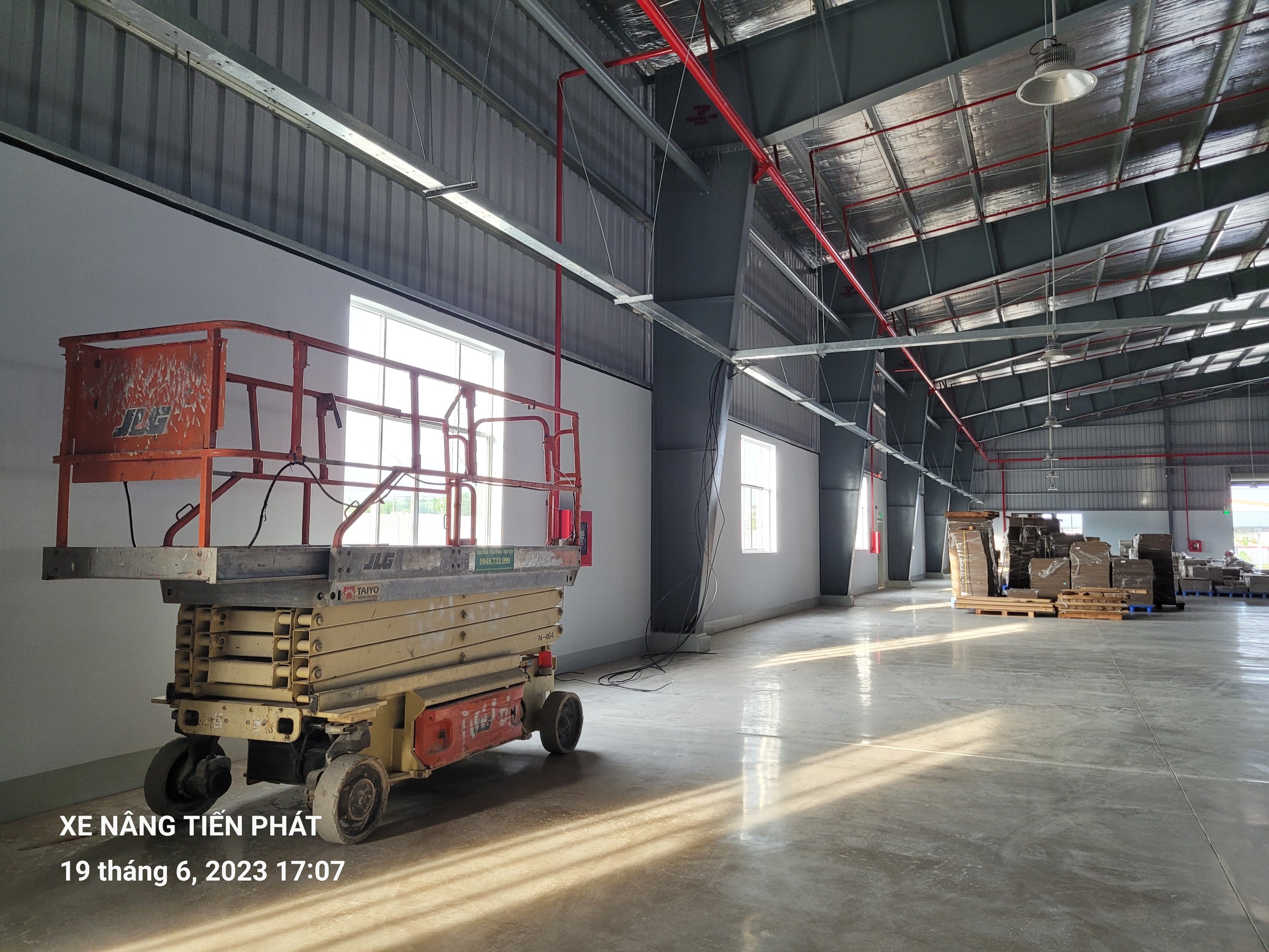 Xe nâng người 12m tại kcn Hựu Thạnh