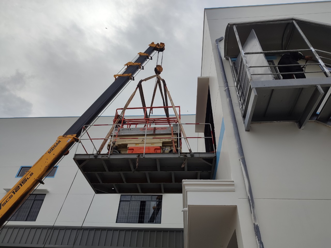 Vận chuyển xe nâng người giá rẻ tại Long An