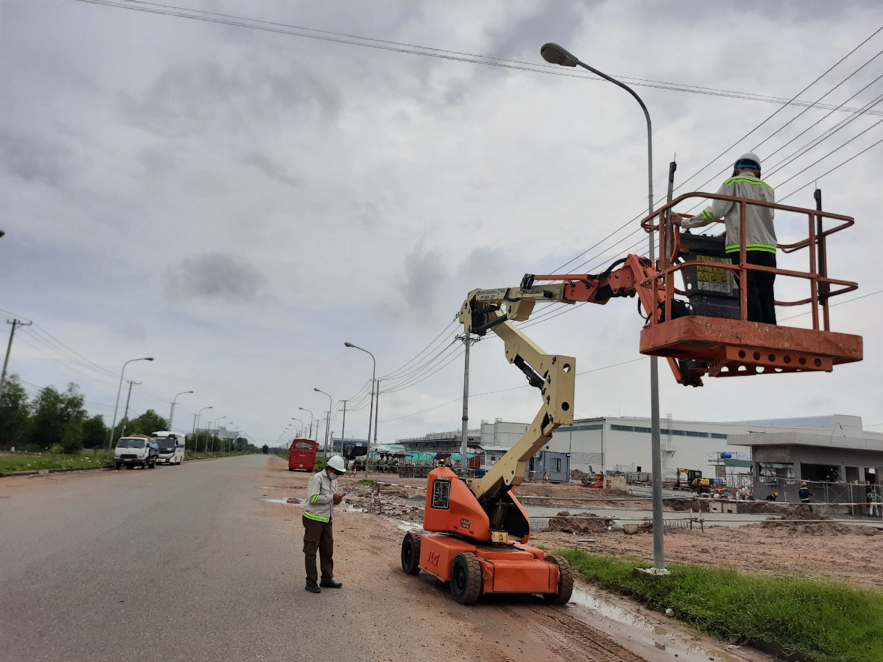 Cho thuê xe nâng người 14m tại KCN Đông Nam Củ Chi