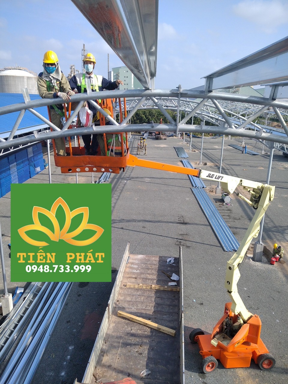 Cho thuê xe nâng người 12m tại nhà máy Sailun KCN Phước Đông