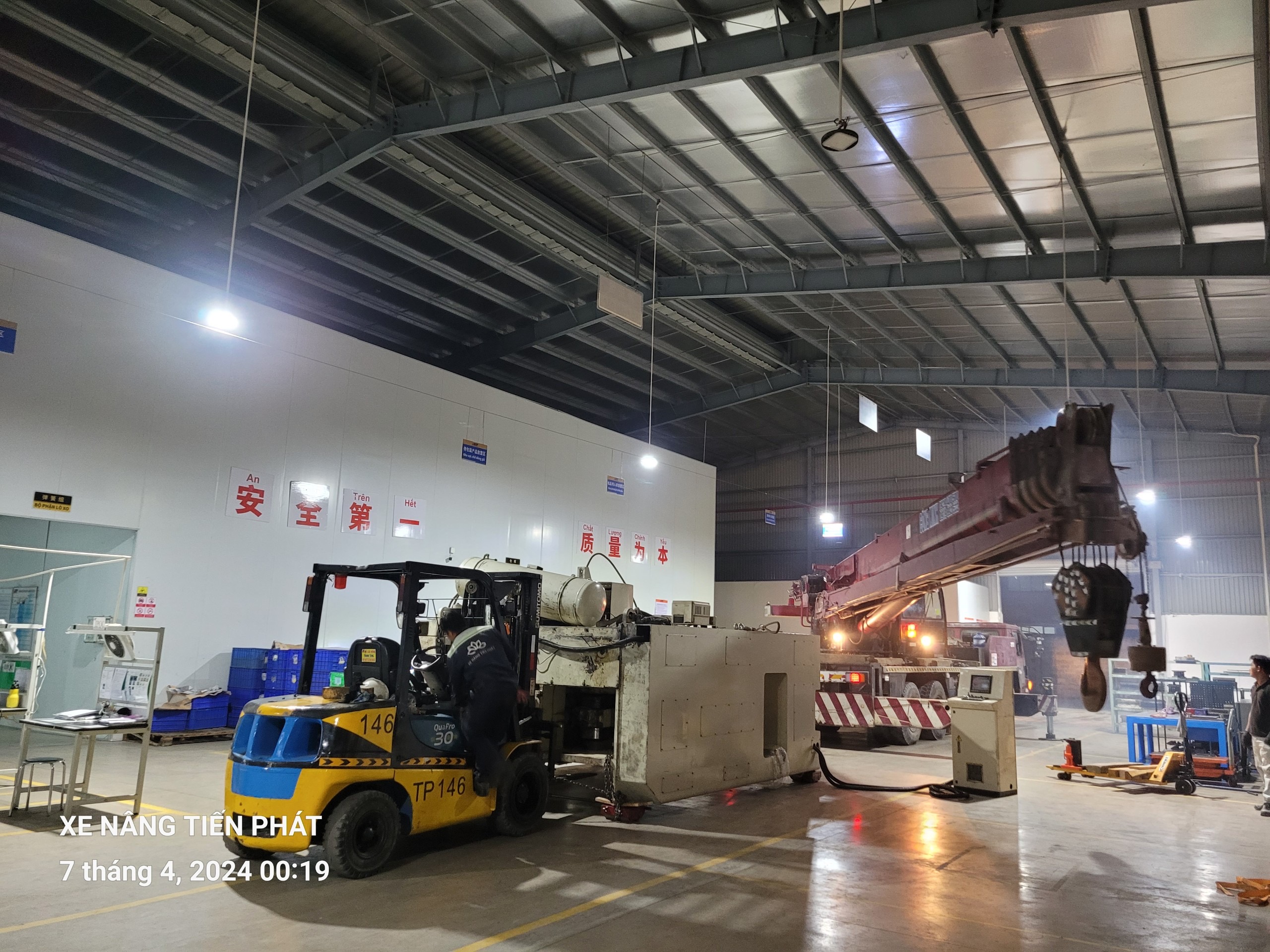 Xe nâng hàng phục vụ di dời máy móc