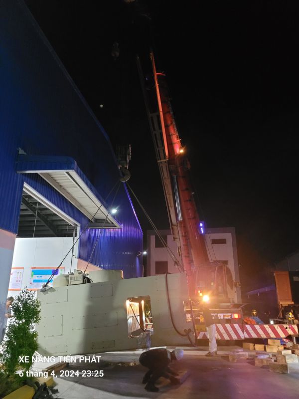 Xuống hàng máy dập bằng xe cẩu chuyên dụng