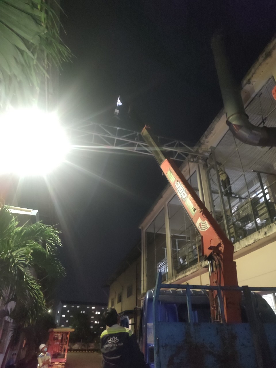 Cho thuê xe cẩu thùng 3 tấn tại Bình Dương 0948.733.999