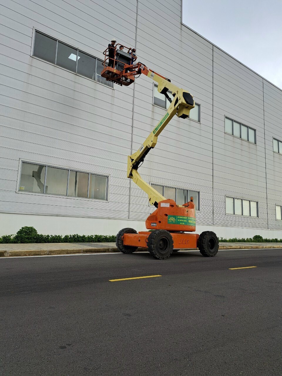 Cho thuê xe nâng người dạng Boomlift tại Bình Phước