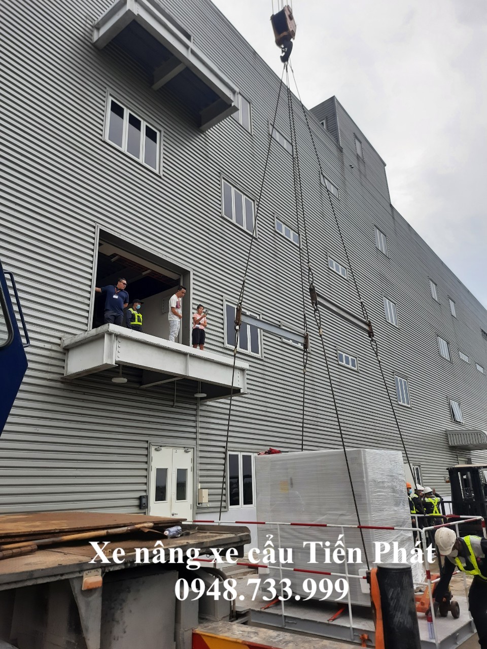 Cẩu thiết bị lên tầng 2 bằng các dụng cụ chuyên dụng