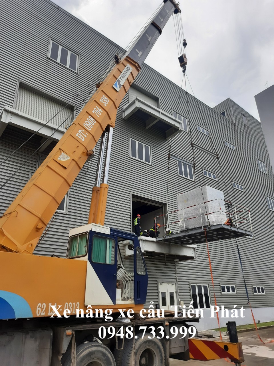 Cẩu máy vào vị trí dỡ hàng