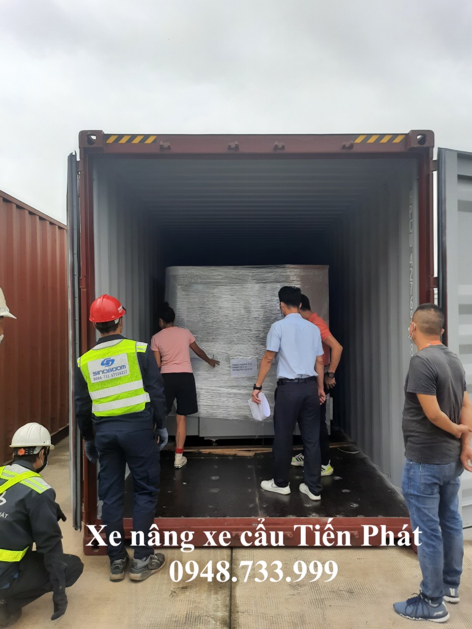 Mở container hàng hoá