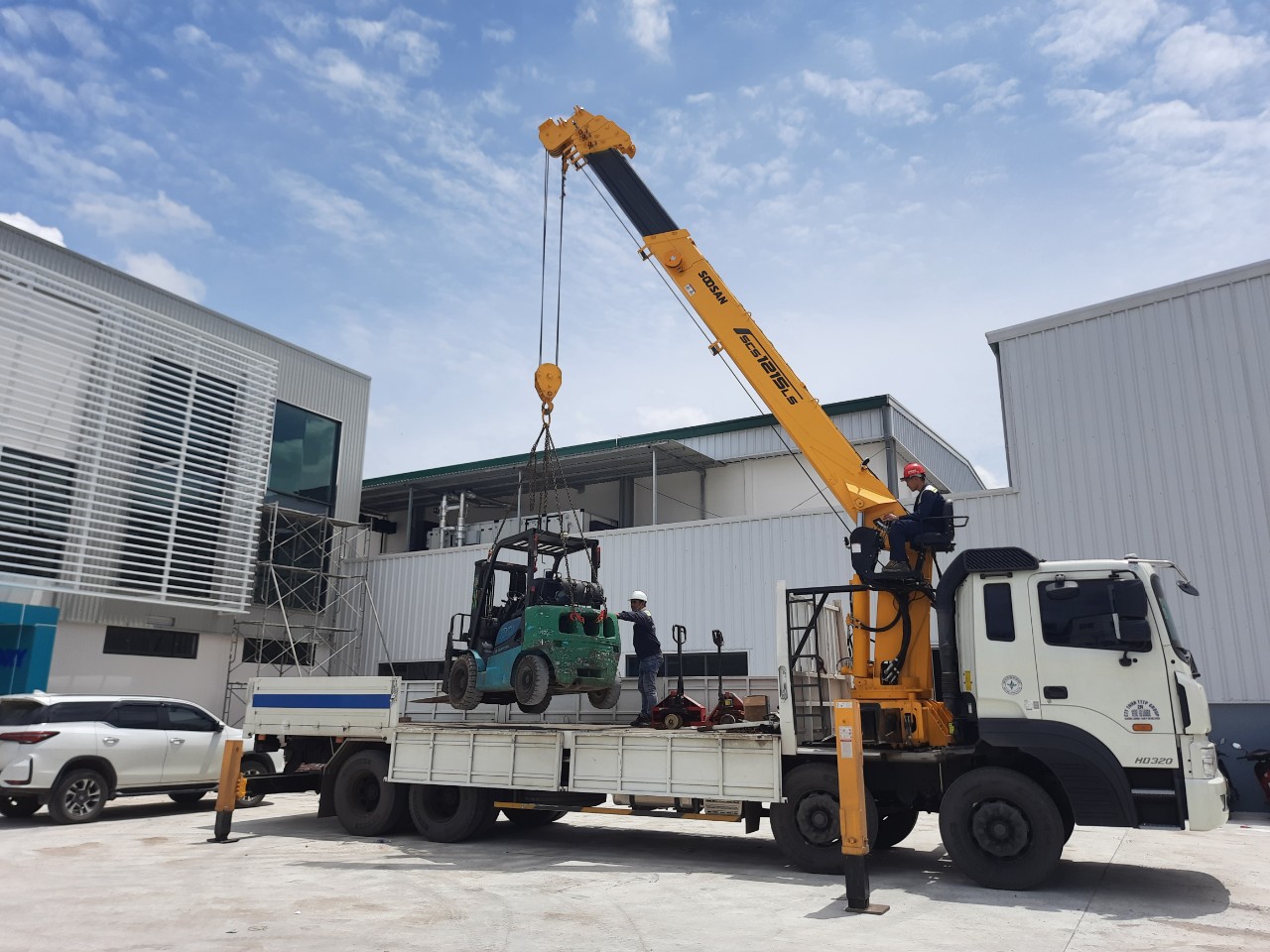 Cho thuê xe nâng xe cẩu 13 tấn tại Biên Hoà Đồng Nai